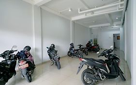 Urbanview Hotel Syariah De Umbrella Ciputat